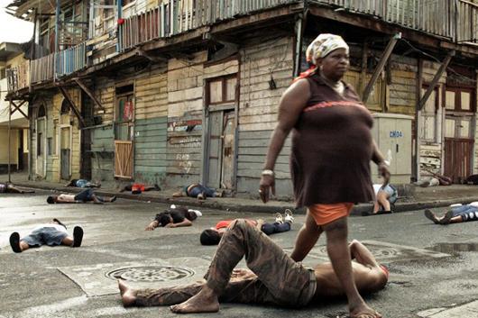 still from Invasión: woman stepping over bodies in the street still from Invasión: woman stepping over bodies in the street